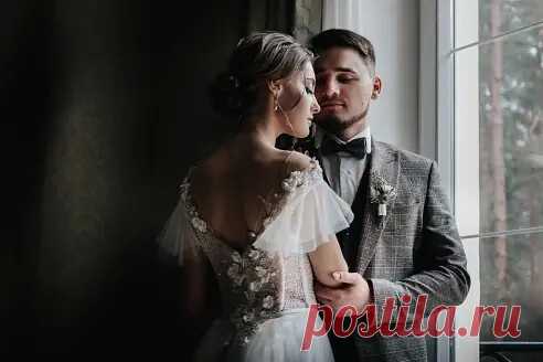 А мне с ним хорошо, как никогда.
Волнуюсь, словно школьница, при встрече.
Мы где-то упустили с ним года,
Не с теми проживая каждый вечер.

А мне с ним хорошо, как никогда.
Он в мыслях от рассвета до заката.
Пустили ток как-будто в провода.
Моё нутро наивно и распято...

Мне стало без него сложней дышать.
Секунды тянутся тяжелыми часами.
Я всё готова бросить и отдать,
Чтоб просто обнимать его ночами...