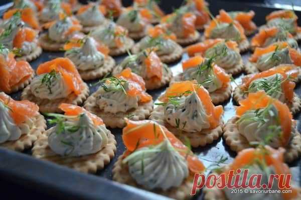 Biscuiti sarati cu crema de branza si somon afumat | Savori Urbane