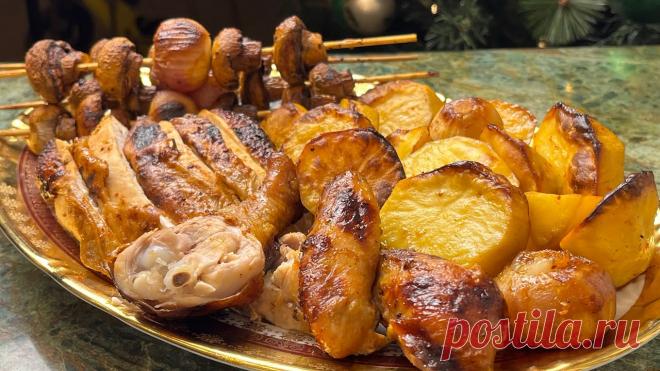 Семейное Блюдо/Запечёная Курочка с Овощами/Просто и очень Вкусно! 1-1,5 кг. курицы0,5 кг. лука 0,5 кг. грибов 1 кг. картофеля Для соуса 100 г. растительного масла 4 ст. л. соевого соуса 1 ст.  л. мёда 2-3 зубчика чеснока 2 ч. л. паприки 0,5 чёрного молотого перца 1 ч. л. карри1,5 ч. л. солиВыпекать под 200 градусов до золотистой корочки