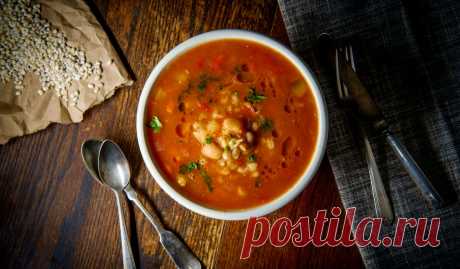 Томатный суп с фасолью, рисом и зелёным горошком