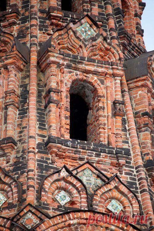 Автор фотографии:  © yozik  Снято: 10 марта 2013  | Ярославль. Ансамбль церквей Иоанна Златоуста и Владимирской иконы Божией Матери в Коровниках, фотография | http://sobory.ru