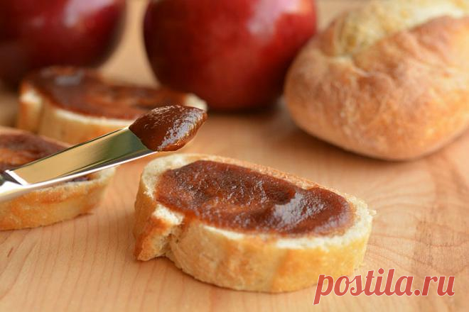 Яблочное масло в мультиварке Яблочное масло – это не смесь фруктов с маслом, это хорошо уваренное яблочное варенье, по консистенции напоминающее что-то среднее между повидлом и мармеладом. Очень вкусно намазывать яблочное масло на свежий хлеб...