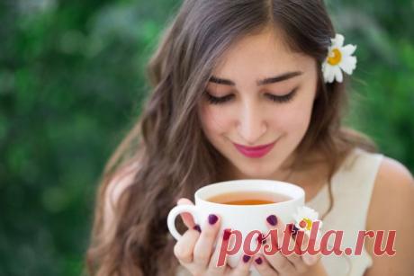 Охладиться горяченьким. Почему в жару нужно пить горячие напитки Холодные напитки приносят лишь кратковременное облегчение. Они незначительно снижают температуру тела, но при этом уменьшают потоотделение.