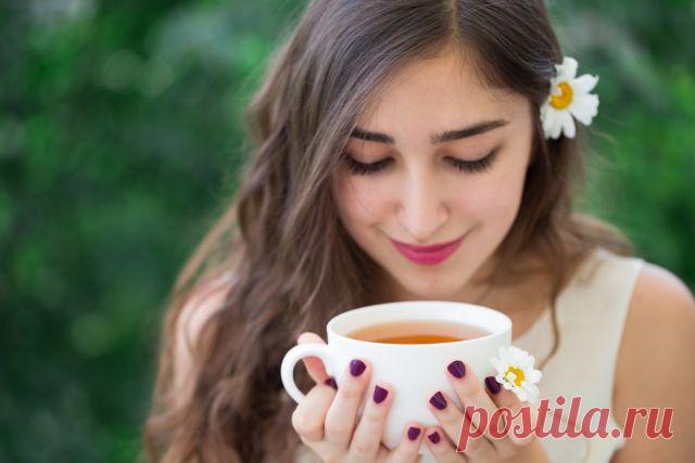 Охладиться горяченьким. Почему в жару нужно пить горячие напитки Холодные напитки приносят лишь кратковременное облегчение. Они незначительно снижают температуру тела, но при этом уменьшают потоотделение.