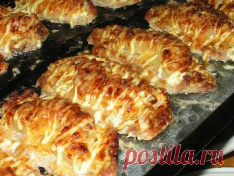 Мясо по-французски 

Ингредиенты: 
-Свинина — 800 г 
-Помидоры — 2-3 средних 
-Майонез, кетчуп — по вкусу 
-Соль, перец по вкусу 
-Растительное масло 

Приготовление: 
1. Мясо свинины нарежьте тонкими ломтиками. 
2. Отбейте каждый ломтик свинины. Используйте для этого пищевую пленку (так не будут лететь в разные стороны кусочки мясо, и Вы останетесь чистыми). 
3. Посолите и поперчите кусочки по вкусу. Теперь выкладывайте кусочки свинины на смазанный растительным маслом про...