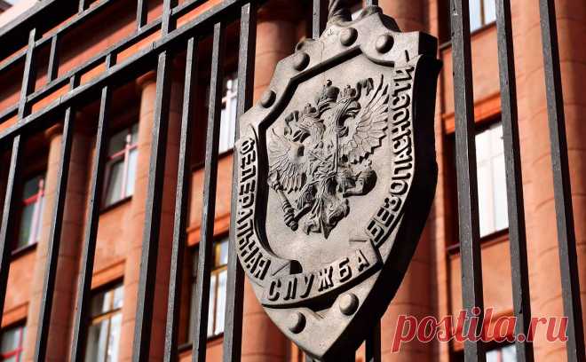 ФСБ задержала передававшего данные о военных грузах крымчанина. ФСБ задержала жителя Крыма, который по заданию Украины передавал данные о перевозке грузов в зону боевых действий, сообщили в Центре общественных связей спецслужбы.