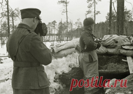История одной фотосессии (6 фото) | Чёрт побери Восьмого апреля 1943 года, группа военных корреспондентов финской армии, в сопровождении фенриха из штаба батальона, отправилась на передовую в районе села Ругозеро в Карелии, для проведения съёмки. Война на Карельском фронте, к тому времени, уже давно перешла в позиционную фазу и бои носили ограниченный, местный характер, - затишье, в целом. Как видно по заглавному фото, съёмка шла в безмятежной обстановке и без всяких мер п...