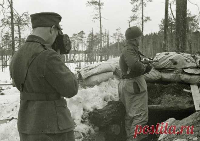 История одной фотосессии (6 фото) | Чёрт побери Восьмого апреля 1943 года, группа военных корреспондентов финской армии, в сопровождении фенриха из штаба батальона, отправилась на передовую в районе села Ругозеро в Карелии, для проведения съёмки. Война на Карельском фронте, к тому времени, уже давно перешла в позиционную фазу и бои носили ограниченный, местный характер, - затишье, в целом. Как видно по заглавному фото, съёмка шла в безмятежной обстановке и без всяких мер п...