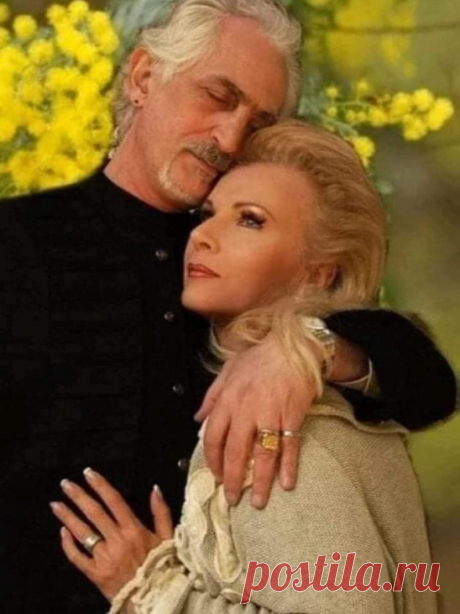 Жена узнала про мою измену,
Но промолчала, глядя мне в глаза...
Ни разговора, ни скандальной сцены,
Лишь горькая предательства... слеза...
Во взгляде, полном мук, душевной боли,
Мне слышался всего один вопрос:
«Я разве заслужила этой доли?..»
И понял я, что сжёг последний мост...
В кровати лёжа, ждал её прихода,
Она же не спешила приходить.
Мне вспомнилось, как я хотел свободы
И, как мечтал начать другую жизнь...
«Вот завтра и начну!» – решил я смело
И со спокойной совесть...