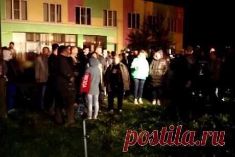 В Подмосковье задержали подозреваемых в изнасиловании и убийстве пожилой женщины. В подмосковном селе Бужаниново в городском округе Сергиев Посад россиян собрались у общежития, где проживают мигранты, после сообщений об изнасиловании и убийстве пожилой женщины. Местные рассказали, что в селе серьезные проблемы с гастарбайтерами, они пристают даже школьницам, а родители боятся отпускать их одних.
