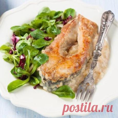 Карп в молочно-луковом соусе. 🦀
Подавать рыбу, полив соусом, с любым гарниром или просто с овощным салатом. 
Вам потребуется: 
Карп — 1 шт. 
Лук репчатый -1 шт. 
Молоко — 1 стакан 
Соль, перец — по вкусу 
Мука для панировки 
Растительное масло для жарки 
Как готовить: 
1. Карп очистить от чешуи, вынуть внутренности и жабры, помыть и разрезать на порционные куски. 
2. Каждый кусок обвалять в муке, смешанной с солью и ч...