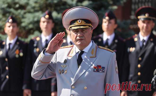 Колокольцев наградит задержавших подозреваемого в покушении на Прилепина. Министр внутренних дел Владимир Колокольцев решил наградить полицейских, которые задержали подозреваемого в покушении на писателя и сопредседателя партии «Справедливая Россия — За правду» Захара Прилепина, сообщается в телеграм-канале МВД.