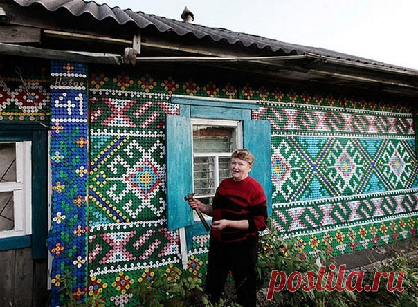 Из крышек от пластиковых бутылок можно создать настоящий шедевр. К примеру, оформить фасад дома мозаикой.