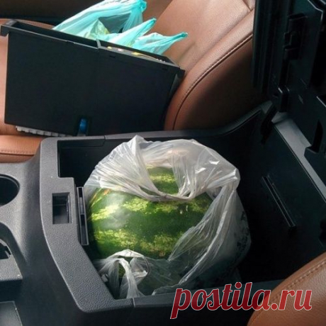 Знакомый купил Toyota Tundra. Хвастается вместимостью подлокотника...