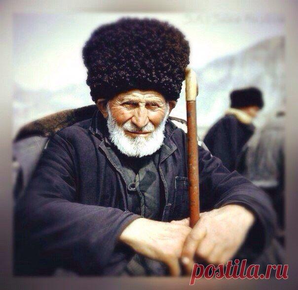 В горах не нужен чин, здесь правит честь,
И если кто-то смог при старце сесть,
И стол свой гостю позабыл накрыть,
Просящему не дал воды испить,
Не горец он, в горах ему не жить.