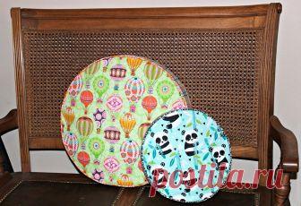 Как сшить подушку для дивана в форме пуфика 
Из ярких, разноцветных лоскутков хлопковой ткани сшейте своими руками необычную диванную подушку в форме пуфика.

ВАМ ПОТРЕБУЕТСЯ:

Хлопок с рисунком;
Готовый кант;
Портновские ножницы;
Портновские б…