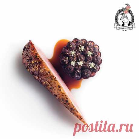 Рецепт самой идеальной утки с самым идеальным гарниром

Глазированная утка/ Луковые кольца конфи с начинкой из лисичек гриль/ Подсушенная чёрная смородина с двумя вкусами

Супер умамный рецепт от ресторана Eleven Madison Park***

Боже, это что-то невероятное. Я, конечно, знала, что Хумм гениален, но не до такой же степени?!
Свою и без того потрясающую глазированную в меду с лавандой утку он дополнил ещё какой-то амброзией. Только вслушайтесь:

Нежнейшие кольца лука конфи, ...