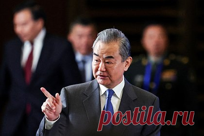 МИД Китая заявил о непринятии стороны в конфликте на Украине. Китай не принимает ничью сторону в конфликте на Украине и выступает за разрешение ситуации путем переговоров. Об этом заявил глава МИД Китая Ван И. Министр добавил, что китайская сторона ни разу не использовала конфликт для получения выгоды, а также Пекин выступает с мирными инициативами по Украине.