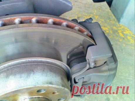 Как проверить дисковые тормоза?

- Вы должны проверять на исправность или изношенность дисковые тормоза Вашего автомобиля каждые 10 000 пробега, чаще, если тормоза вдруг начинают визжать или тянуть в одну сторону, или, если при нажатии ногой на педаль тормоза она начинает как-бы вибрировать. Не путайте с нормальной пульсацией тормоза с АБС, когда они применяются для аварийной остановки. Сегодня большинство автомобилей имеют дисковые тормоза на все четыре колеса. На других ...