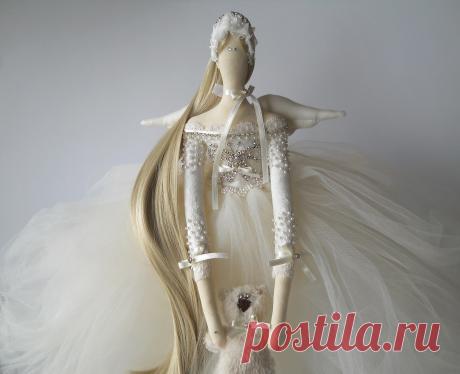 OOAK balerina angel Tilda is 25 inches (65 cm) tall lady.

She is made of cotton, linen, lace, pearls and tulle. She wearing tulle- lace dress . The hair is made of artificial hair. 

This charming doll can decorate your home or be an excellent gift. Each doll is unique OOAK creation.

It is filled with hypo-allergenic polyester fiberfill (like pearl).