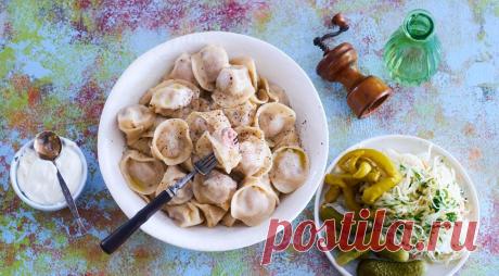 Пельмени домашние - ПУТЕШЕСТВУЙ ПО САЙТУ. А давайте-ка сегодня приготовим домашние пельмени! Поверьте: в этом нет ничего архисложного, тем более что всем нам доступно покупное тесто, которое продается практически в любом сетевом магазине шаговой доступности. Начинку же лучше готовить самостоятельно, потому что в таком случае вы точно будете уверены в ее качестве. Идеальный вариант —  использование сразу трех видов мяса, […]