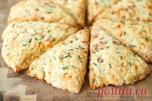 Сконы с колбасой и сыром.