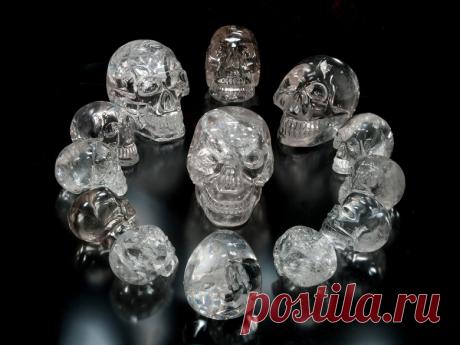 Хрустальные загадки древних майя. У древних майя — индейского народа, обитавшего на полуострове Юкатан в Центральной Америке, была легенда о 13 хрустальных черепах, которые в незапамятные времена боги подарили людям. Черепа находились в разных местах. За их сохранность отвечали наиболее знающие жрецы и специально обученные воины. По той же легенде, с помощью неких совместных ритуальных действий, производимых над всеми черепами одновременно жрецы могли прозревать прошлое, н...