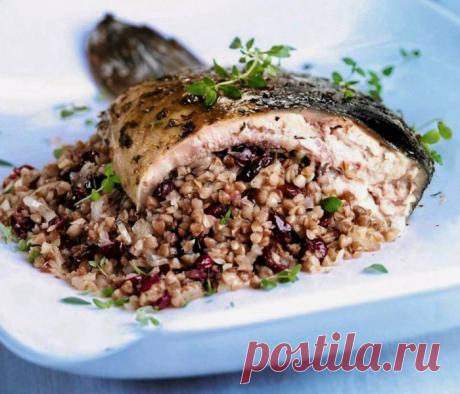 Карп с гречкой в фольге
Оригинальный рецепт приготовления ароматной рыбы (карп), запеченной в фольге с гречневой кашей и клюквой.