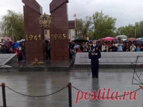 Новый памятник,открыт в канун майских праздников...