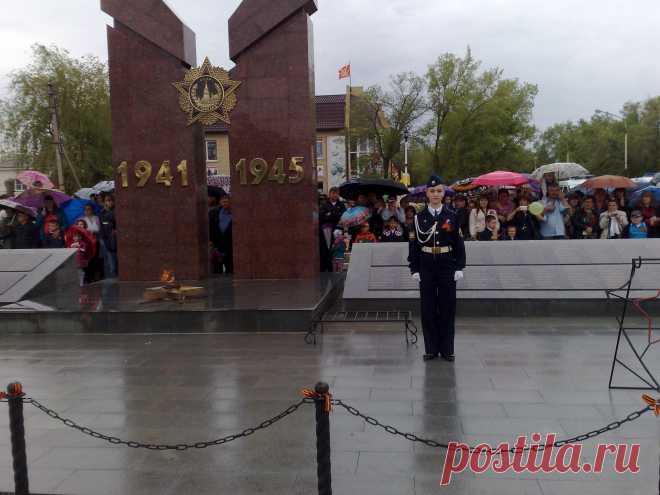 Новый памятник,открыт в канун майских праздников...