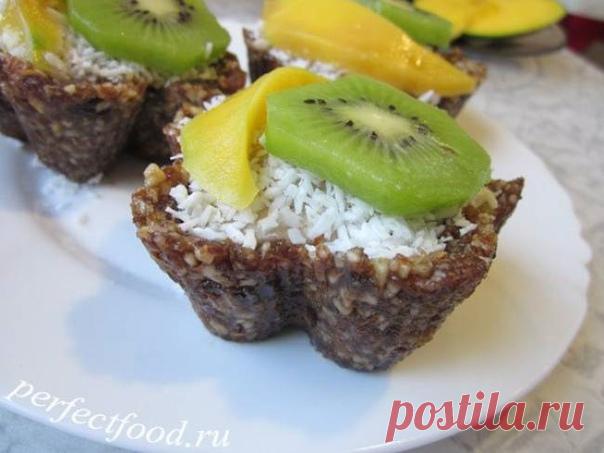 Полезные пирожные с киви с бананом

 252.09 ккал/100 г  Б/Ж/У: 5.42 / 16.95 / 20.34 

Ингредиенты:
170 гр фиников
300 гр орехов (кешью, грецкие или миндаль)
1/2 чайной ложки корицы
1/4 чайной ложки соли
3 небольших или 2 крупных банана (250 гр)
150 гр натурального йогурта 2%
пакетик ванилина
5 небольших киви, очистить и нарезать дисками
кокосовая стружка, по вкусу

Приготовление:
В блендере на ножах измельчите финики, орехи, добавьте корицу и соль и доведите массу до однор...