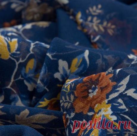 Синий шелк шифон с мелким цветочным рисунком в желтых тонах | IMBAL.RU - Ткани оптом со склада в Москве