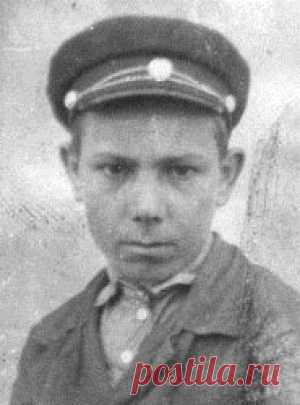 Босоногий гарнизон. Детям Сталинграда, героически сражавшимся с фашистскими захватчиками, посвящается! 
Аксён Тимонин (командир)
«Мы клянёмся всё время бить фашистов, по-всякому вредить им.Мы будем мстить за расстрелянных и замученных женщин, детей, стариков.Кровь за кровь!Никто из нас не испугается, н…