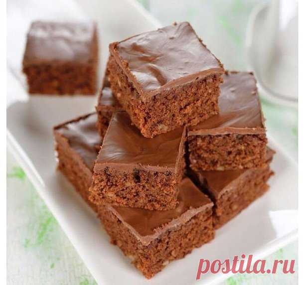 ПРОСТЫЕ ШОКОЛАДНЫЕ ПИРОЖНЫЕ 
Обалденно вкусно! 
 
ИНГРЕДИЕНТЫ: 
 сахар 1 стакан 
 мука 1 стакан 
 молоко 1 стакан 
 растительное масло 1/2 стакана 
 яйца 2 шт. 
 темный какао-порошок без сахара 5 ст.л. 
 ванилин на кончике ножа 
 разрыхлитель 1 ст.л. 
 
ПРИГОТОВЛЕНИЕ: 
1. Взбить с помощью миксера сахар, какао, молоко и растительное масло. Перелить половину смеси в отдельную миску. 
2. Добавить яйца, ванилин и муку, просеянную с разрыхлителем, взбить миксером.3. Вылить тест...