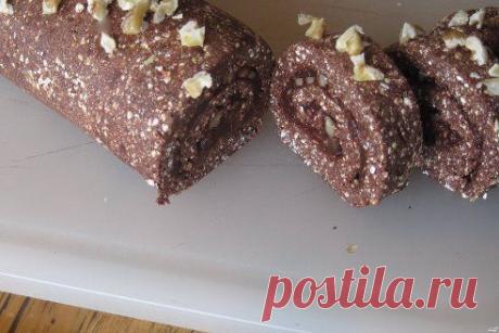 Шоколадный рулет с грецкими орехами 
https://povar.ru/recipes/shokoladnyi_rulet_s_greckimi_orehami-9244.html

Шоколадный рулет с грецкими орехами - пошаговый кулинарный рецепт на Повар.ру
Шоколадный рулет с грецкими орехами - это интересный сыроедческий десерт, в приготовлении которого продукты не подвергаются термальной обработке. Невероятно вкусный и, что немаловажно, полезный рулет!