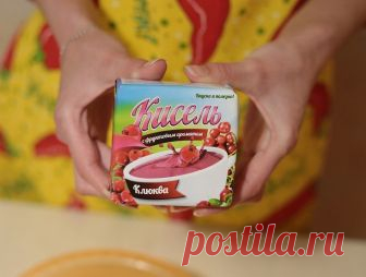 Пирог из обычного брикета сухого киселя. Сегодня клюквенный, завтра малиновый… 
Кисель в брикетах — приятное воспоминание из детства. Кроме того, что из брикета получался прекрасный напиток, для детей он служил необычным лакомством и в сухом виде. Многие вспомнят и поймут, о чём…