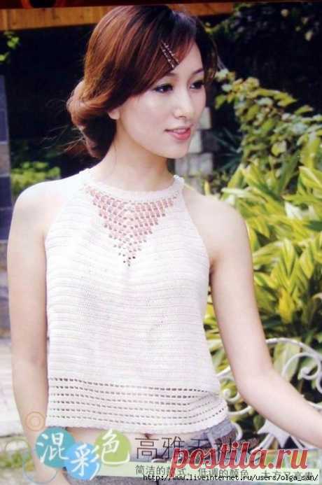 Белый топ с открытыми плечами.