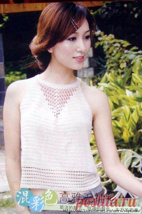 Белый топ с открытыми плечами.