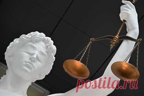 Продажу акций «Киви» оспорили в суде. Лишившийся лицензии Киви Банк оспорил в Арбитражном суде Москвы договор купли-продажи акций АО «Киви», согласно которому российские активы группы Qiwi приобрел за 23,75 миллиарда рублей бывший главный исполнительный директор Qiwi plc Андрей Протопопов. Соответствующий иск подали в интересах кредиторов банка.