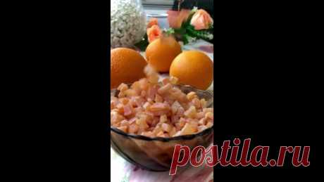 САМЫЕ ВКУСНЫЕ ЦУКАТЫ ДЛЯ КУЛИЧЕЙ! 

Готовитесь к Пасхе? Печёте куличи, а цукатов нет!?
Тогда специально для Вас рецепт Вкуснейших цукатов из апельсинов и лимонов. Готовятся легко и имеют просто невероятный аромат. Можно готовить, как апельсиновые, так и лимонные. Принцип один и тот же.

- Ингредиенты:

апельсиновые/лимонные корки - 200 гр. (примерно 4-5 апельсинов),
сок лимона - 50 гр.,
сахар - 200 гр.,
соль - 1 ч.л.,
вода - 150 гр.

- Как приготовить:

1. Берём самые вкус...