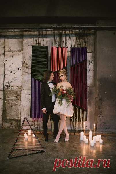 Съемка по мотивам клипа Мадонны "Like a Virgin" в стилистике 80-х и с элементами современной геометрии. Фото: Birdyjoolz Family Организатор: WDagency Декор и флористика: Украшаем. Оформление стильных свадеб и событий Cтилист: Визажист - Стилист в Москве Платье: Наташа Смирнова Вся серия: