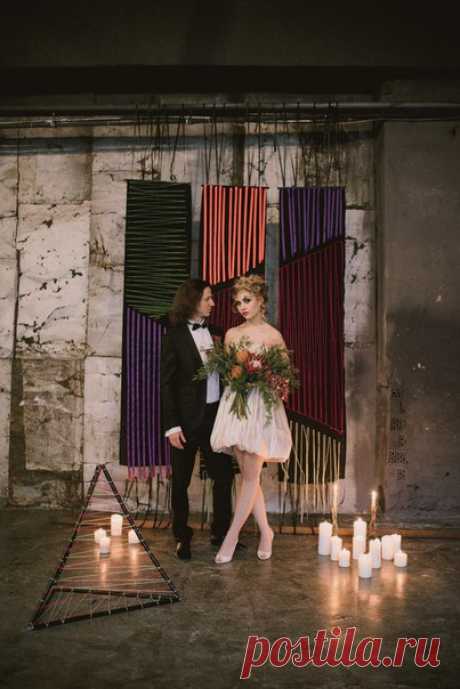 Съемка по мотивам клипа Мадонны &quot;Like a Virgin&quot; в стилистике 80-х и с элементами современной геометрии. Фото: Birdyjoolz Family Организатор: WDagency Декор и флористика: Украшаем. Оформление стильных свадеб и событий Cтилист: Визажист - Стилист в Москве Платье: Наташа Смирнова Вся серия: