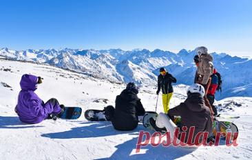 Готовь поездку к Деду Морозу летом: куда россияне отправятся встречать 2026 год. Более 80% россиян, решивших провести беспрецедентно длинные новогодние каникулы 2026 года в путешествии, сделали выбор в пользу внутренних направлений. Большинство предпочли курортный отдых, но нашлись и любители экскурсионных программ, ценители уральской архитектуры и дальневосточной экзотики. В некоторых локациях свободные места уже закончились — туры туда начали раскупать с лета. Рассказываем о том, куда поедут…