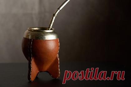 Назван увеличивающий риск развития рака в три раза напиток. Ученые назвали напиток, увеличивающий риск развития рака в три раза. Специалисты полагают, что парагвайский чай матэ, который подается в традиционном сосуде калабасе с металлической трубочкой, провоцирует развитие шести видов онкологии. Напиток содержит полициклические углеводороды, как в табачном дыме и жареном мясе.