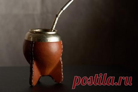 Назван увеличивающий риск развития рака в три раза напиток. Ученые назвали напиток, увеличивающий риск развития рака в три раза. Специалисты полагают, что парагвайский чай матэ, который подается в традиционном сосуде калабасе с металлической трубочкой, провоцирует развитие шести видов онкологии. Напиток содержит полициклические углеводороды, как в табачном дыме и жареном мясе.