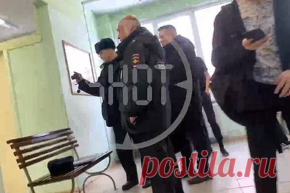 В Химках отстранили учительницу после поножовщины среди учениц. Классного руководителя пятиклассниц в Химках, между которыми произошел конфликт с поножовщиной, временно отстранили от работы в Лицее №10. «Решение о продолжении работы педагогов и директора школы будет принято после проведения расследования всех обстоятельств», — сообщили в администрации.