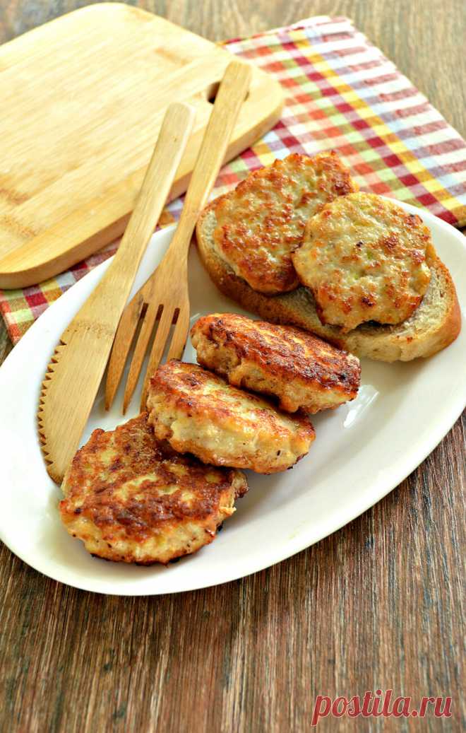 Оладьи из куриного филе, кабачков и сала