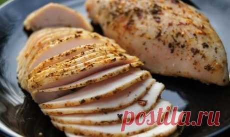 Пастрома из куриной грудки
Ингредиенты: 
- грудка индейки или 2 куриные грудки 
- 1 стакан воды + 1 ст. ложка соли. 
- 5-6 долек чеснока 
- смесь перцев 
- Оливковое масло

Приготовление: 
В глубокую чашку насыпать соль и залить водой, размешать. Погрузить грудку индейки весом примерно 1 кг /или 2 куриные грудки/ на 2 часа. Затем вынуть из рассола и немного обсушить на бумажной салфетке. Противень застелить фольгой , выложить на него грудки, нашпиговать дольками чеснока, о...