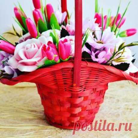🎀Композиция из мыла ручной работы.
🎀Композиция состоит из 2 роз, 1 астры, 3 пиона и 3 тюльпана из мыла ручной работы + флористический декор.
🎀Композиция оформлена в корзиночке в форме шляпы.
🎀 Размеры: верхний диаметр - 23/16 см. Высота 28 см.
🎀 Вся композиция упаковывается в прозрачный пакет с лентой.
_______________________________
🎀 Стоимость - 950 рублей
_______________________________
🌸Больше цветочков по тегу: #ikisoap_flowers
📱По всем вопросам, пишите в Дире...