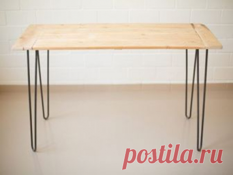 Простой стол своими руками Доброго времени суток, уважаемые самоделкины!В этой статье Melanie покажет Вам, как соорудить стол из старых половых досок и металлических ножек шпилек.Материалы и инструменты.•	Старые деревянные половицы.•	Небольшие деревянные планки.•	Четыре ножки-шпильки.•	Клей для древесины, столярный или